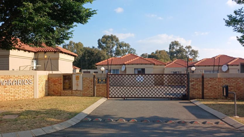 2 Bedroom townhouse - sectional to rent in Greenhills, Randfontein