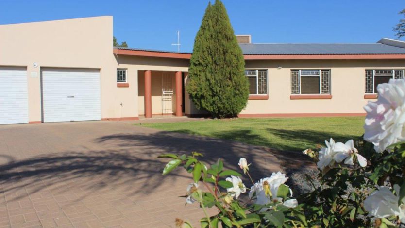 3 bedroom house for sale in keidebees, upington