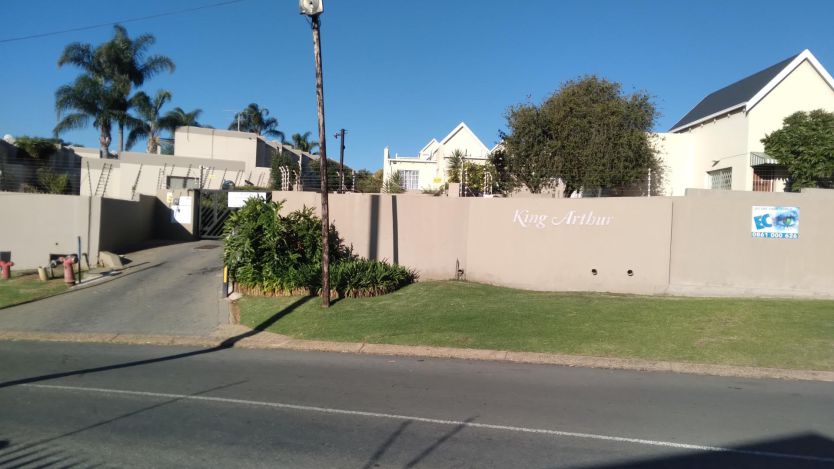 3 Bedroom townhouse - sectional for sale in Radiokop, Roodepoort