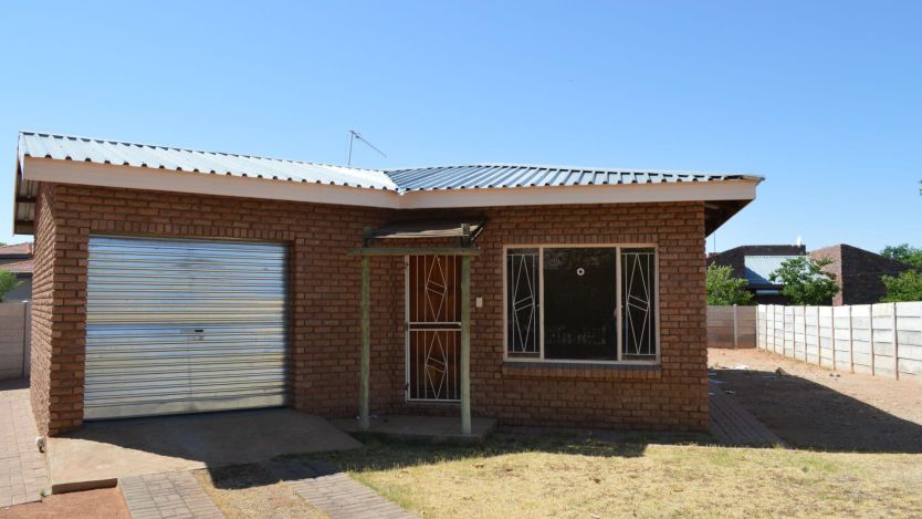 2 Bedroom house for sale in Keidebees, Upington
