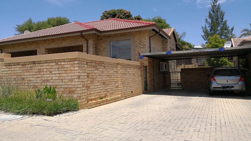2 Bedroom townhouse sectional to rent in Boskruin, Randburg